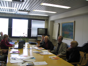 Austausch am Konferenztisch mit Vertreterinnen der OAJ in den Rumen der OKKA Foundation, Foto: Th. Wahl-Aust