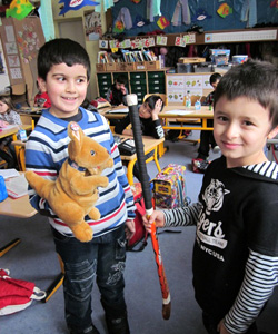 Das Foto zeigt zwei Jungen mit Spielsachen in einem Schulraum.