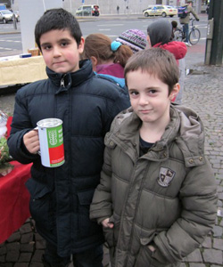 Das Foto zeigt zwei Jungen mit einer Spendendose der Welthungerhilfe.
