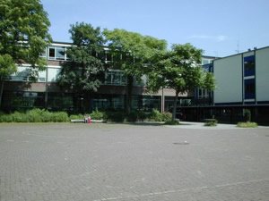 Der Schulhof im Jahr 2002