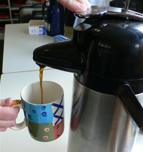Kaffee aus der Thermoskanne in die Tasse