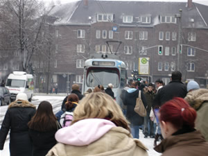 Schler drngen sich an der am Karolingerplatz im Winter