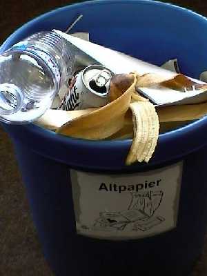 Bananenschale, Plastik und Papier in einem Altpapier Eimer