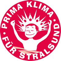 Das in rot und wei gehaltene Logo zeigt einen lchelnden Jungen mit einer zackigen Kopfbedeckung (Anlehnung an das Stralsunder Rathaus), umrandet mit dem Schriftzug Prima Klima für Stralsund