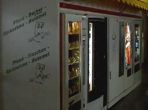 Rcknahme Automat fr Pfand Becher neben Getrnkeautomaten