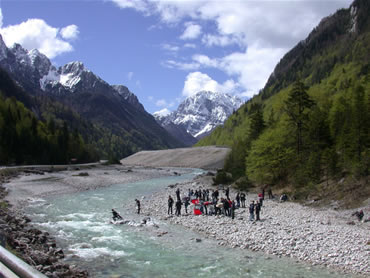 Flussuntersuchung durch Schüler aus Italien. Foto: Graciella Mocellin 