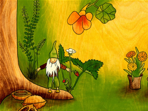 Die Zeichnung zeigt den Pflanzenzwerg Filipendulus, der auf der Wurzel eines Baumes steht. Ferner sind Nsse, einige Pflanzen und ein sonnenwarmer Hintergrund zu sehen. Gestaltung: Katja Ch. Bielstein
