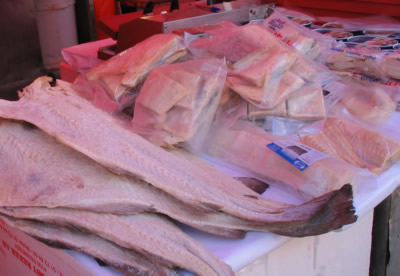 Dorsch (hier als Trockenfisch auf dem Fischmarkt in Bergen/Norwegen): 
eine durch berfischung bedrohte Fischart