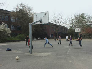 Der Basketballplatz auf dem Schulhof sorgt fr Unterhaltung bei den Schlern.