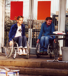 Schler unterwegs mit dem Rollstuhl auf dem Schulgelände