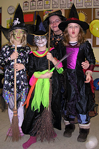 Schler als Hexen verkleidet beim Karneval