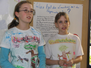 Schülerinnen informieren über den Regenwald