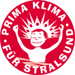 Das in rot und weiß gehaltene Logo zeigt einen lächelnden Jungen mit einer zackigen Kopfbedeckung (Anlehnung an das Stralsunder Rathaus), umrandet mit dem Schriftzug Prima Klima für Stralsund