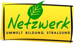 Das Logo zeigt den Schriftzug Netzwerk Umwelt Bildung Stralsund sowie ein grünes Blatt auf gelbem Hintergrund