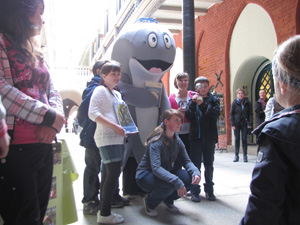 Das Foto zeigt Schüler, die in der Rathauspassage Stralsund des Umweltpokal erhalten haben.