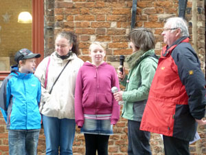 Das Foto zeigt Schülerinnen und Schüler der Regionalen Schule Caspar David Friedrich und einem Umweltpokal vor dem Rathaus Stralsund.