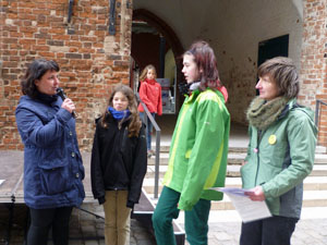 Das Foto zeigt Schülerinnen und Schüler der IGS Grünthal Stralsund beim Interview vor dem Rathaus Stralsund.