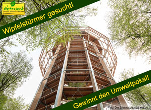 Das Foto zeigt einen hohen Turm aus Holz, der von Bämen umstanden ist. Zu sehen ist zudem auch der folgende Text: Wipfelstürmer gesucht! Gewinnt den Umweltpokal!
