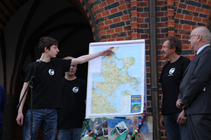 Das Foto zeigt zwei Schüler der Regionalschule Windland; Altenkirchen, die vor dem Stralsunder Rathaus ihr Umweltprojekt vorstellen