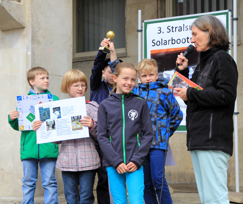 Das Foto zeigt Kinder der Juri-Gagarin-Schule Stralsund, die sich über den Stralsunder UMweltpokal freuen.