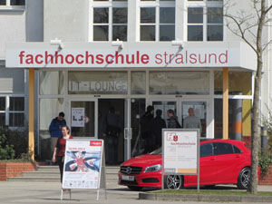 Das Foto zeigt den Eingang zu einem Gebäude, daran prangt der Schriftzug Fachhochschule Stralsund.