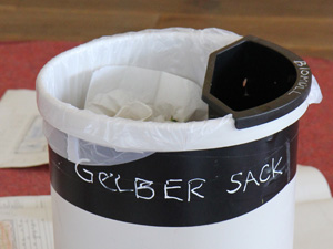 Das Foto zeigt einen Behälter zur getrennten Sammlung von Verpackungen und vegetabilen Abfällen.