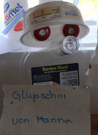 Das Foto zeigt das Müllmonster Glupschi, bestehend aus Plastikverpackungen.