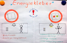 Das Bild zeigt ein von Schülern gestaltetes Poster. Die Überschrift lautet Energiekleber. Das Poster stellt in Wort und Bild vor, wie die Schule Lampen und die dazu gehörenden Schalter markiert, damit genau die Lampen angeschaltet werden, die man braucht.