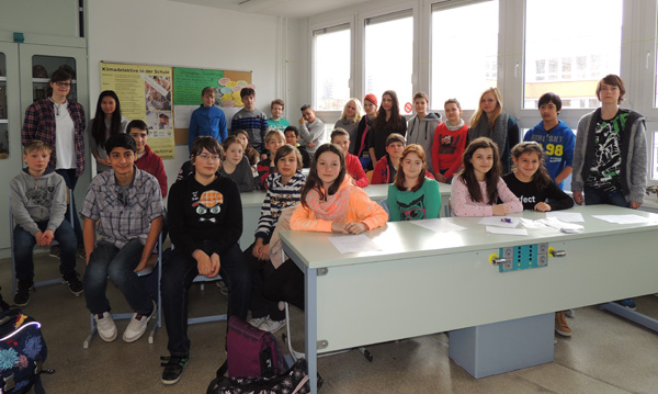 Das Bild zeigt eine Gruppe von Schülerinnen und Schülern in einem Klassenraum.