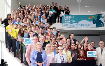 Das Foto zeigt mehrere Dutzend Schülerinnen und LehrerInnen, die auf einer Treppe vor dem Banner Energiesparmeister posieren.