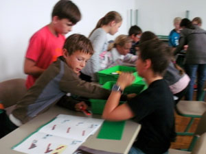 Das Foto zeigt Schüler, die mit Modellbaukästen basteln.