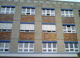 Das Foto zeigt die Fassade eines Schulgebäudes.