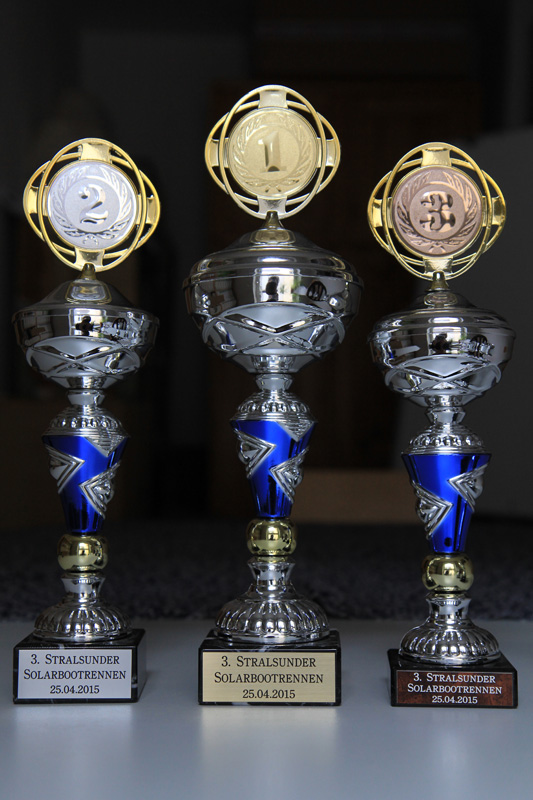 Das Foto zeigt drei Pokale