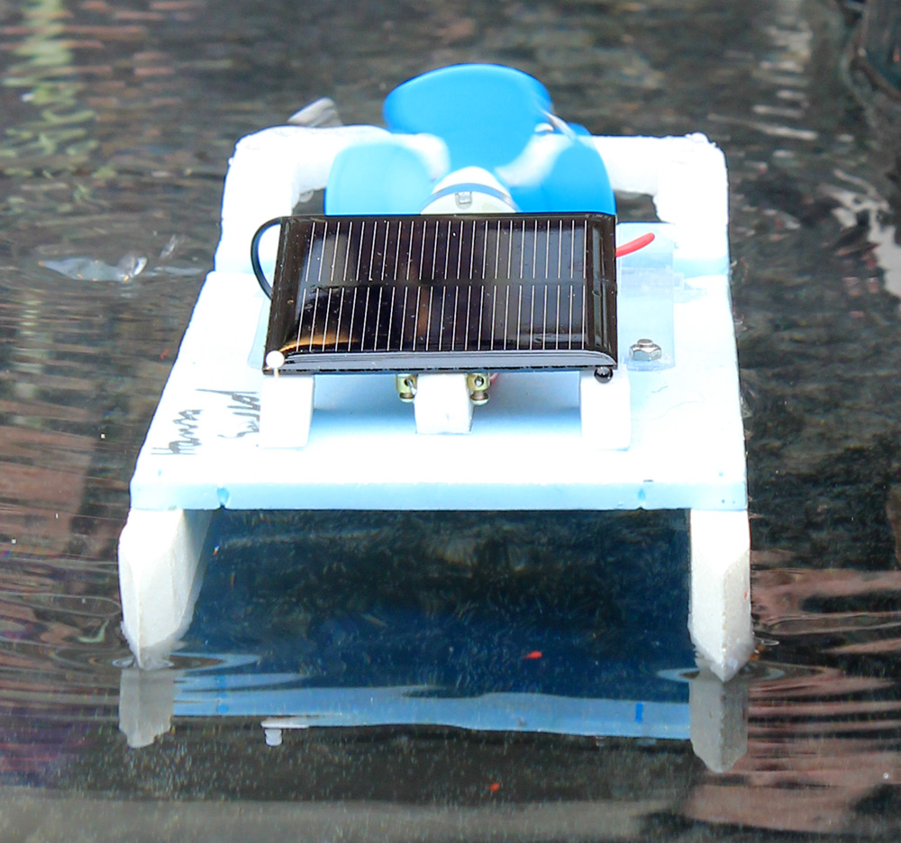 Das Foto zeigt ein als Katamaran gestaltetes Solarboot.
