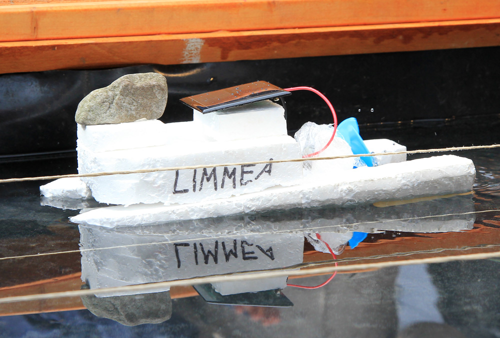 Das Foto zeigt das Solarboot Limmea.