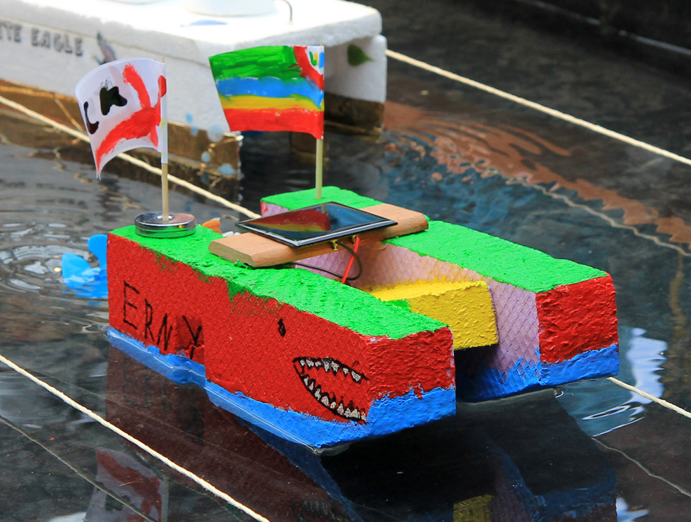 Das Foto zeigt ein Solarboot