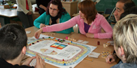 Das Foto zeigt Schülerinnen und Schüler bei einem Simulationsspiel zu Energie und Klimaschutz.