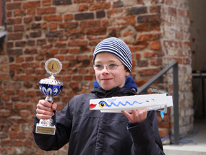 Das Foto zeigt einen Schüler von der Adolph-Diesterweg-Schule Stralsund mit dem Boot Aidasol (1. Platz).