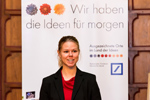 Das Foto zeigt Moderatorin Kim Hildebrandt von der Bioenergieregion Rügen bei der Auszeichnungsfeier Land der Ideen im Rathaus der Hansestadt Stralsund.