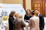 Das Foto zeigt Netzwerkakteure bei der Auszeichnungsfeier Land der Ideen im Rathaus der Hansestadt Stralsund.