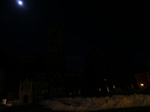 Das Foto zeigt den Alten Markt in Stralsund mit dem Rathaus und der Nikolaikirche, bei Nacht, diesmal ohne Beleuchtung.