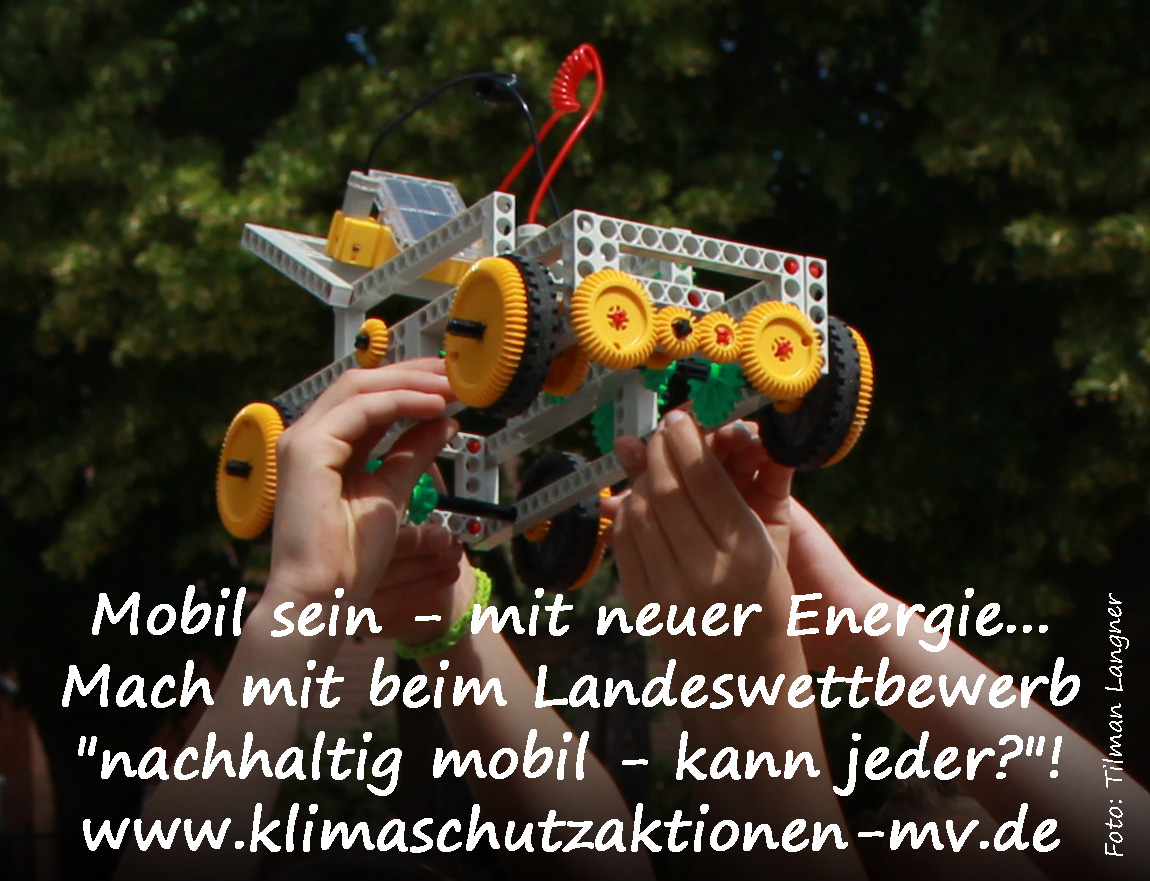Das Foto zeigt einige Kinderhände, die ein selbst gebasteltes Solarauto in die Höhe halten; dazu den Schriftzug: Mobil sein - mit neuer Energie.