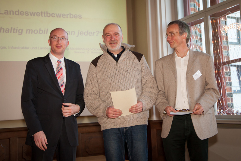 Das Foto zeigt Energieminister Christian Pegel, Bernd Kleist vom Dorfladen Gessin - den Sieger des Wettbewerbs - sowie Tilman Langner vom Umweltbüro Nord e.V.
