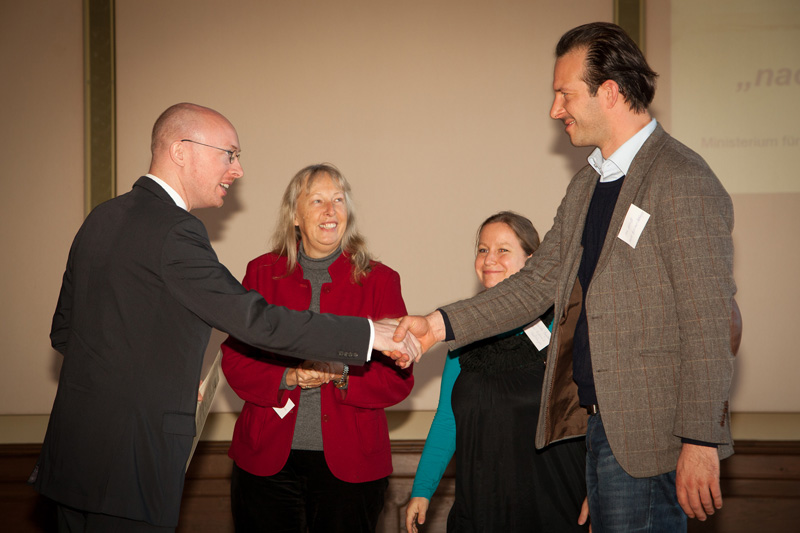 Das Foto zeigt Energieminister Christian Pegel sowie die Vertreterinnen und Vertreter des Klimahotels Parin, die einen zweiten Preis gewonnen haben.