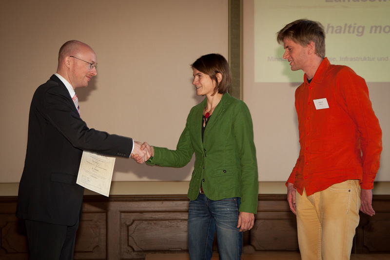 Das Foto zeigt Energieminister Christian Pegel sowie eine Vertreterin und einen Vertreter der Inselwerke e.G., die einen zweiten Preis gewonnen haben.