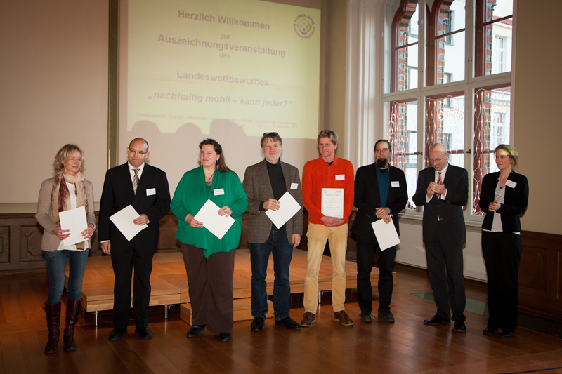 Das Foto zeigt mehrere TeilnehmerInnen und Teilnehmer des Landeswettbewerbs, Energieminister Christian Pegel und die Stralsunder Klimaschutzmanagerin Saskia Schüt bei der Übergabe der Teilnehmerurkunden.