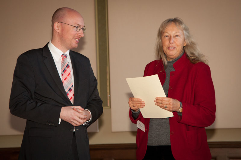 Das Foto zeigt Energieminister Christian Pegel und die Preisträgerin Gertrud Cordes / Klimahotel Parin.