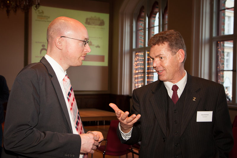 Das Foto zeigt Energiemínister Christian Pegel sowie Klaus Ackermann von der RegioMobil KG im Gespräch.