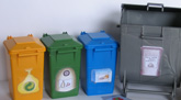 Das Foto zeigt vier verschiedene Müllbehälter.