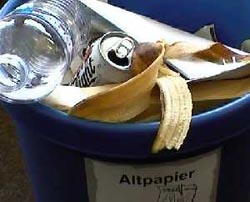 Abfalleimer, Foto: B. Eschweiler, Dosen, Bananenschalen und Altpapier